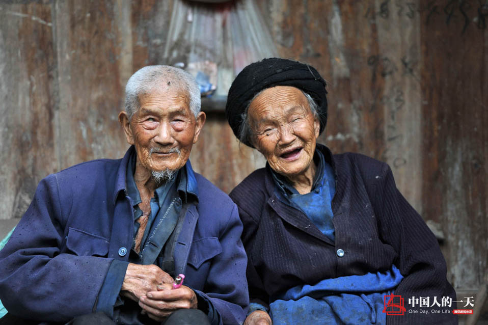 兩老把生命中一切最美好的時光都給了對方。世間什么都將老去，只有真愛永遠年輕，當歲月幻化風霜雨露，惟有白頭攜手相伴遠行……在浩淼的時間長河中，75年的婚姻也許只是彈指一揮間，唯有真摯的愛情才能永存。