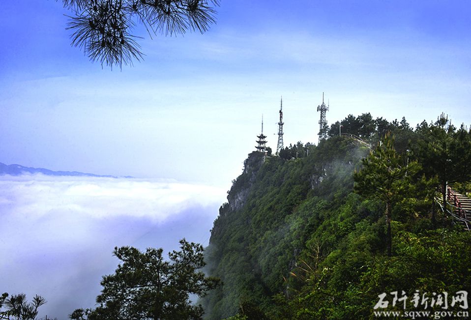 五峰山因山有五峰得名，分別為龍峰、青冥峰、元寶峰、白巖峰、龍尾峰。五峰山森林公園面積4800畝，是距縣城最近且保存完好的綠地。圖片來源于網絡。